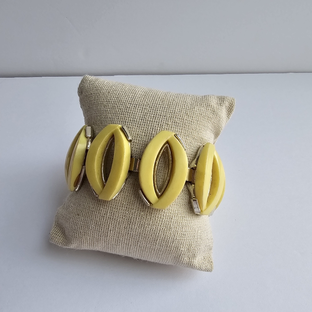 Vintage Mid-Century Modern Yellow Thermoset Navette Bracelet